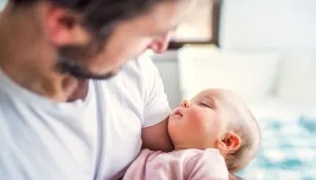 Propone Morena ampliar a 31 días la licencia por paternidad
