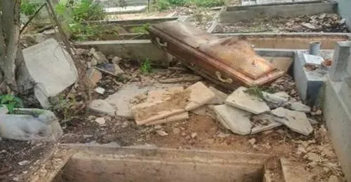Intentan linchar a presuntos rateros de cruces en panteón de Tecamachalco