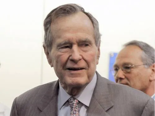 Bush padre se disculpa por nuevo caso de tocamiento