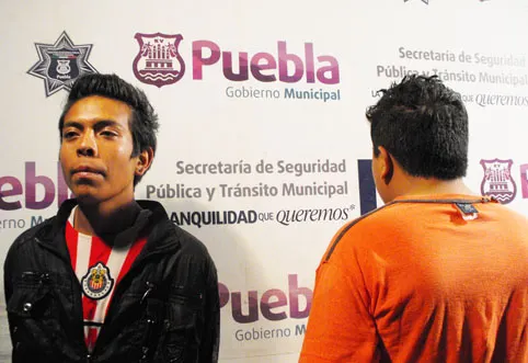 Policía estatal detiene a sujetos que portaban arma de fuego y un cuchillo