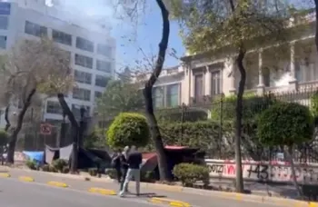 Normalistas de Ayotzinapa lanzan petardos a Segob 