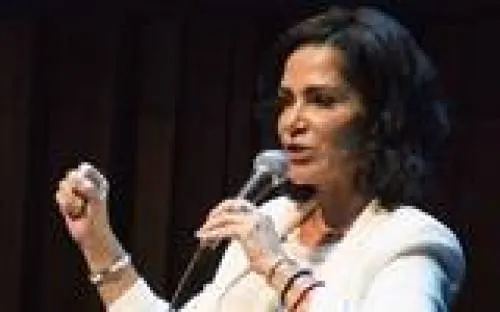 Lydia Cacho arremete contra presidente de la SCJN por su elevado sueldo