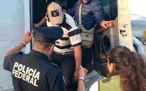 PF intercepta tracto camión que se dirigía a EU con 22 migrantes guatemaltecos