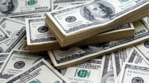 Dólar libre se vende en un promedio de 17.57 pesos en el AICM