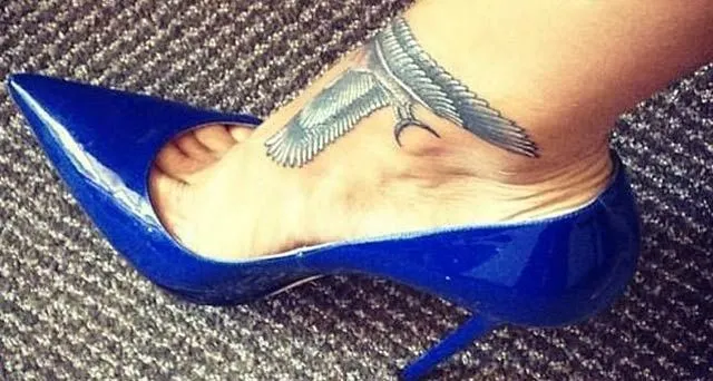 Rihanna se tatúa halcón en el tobillo