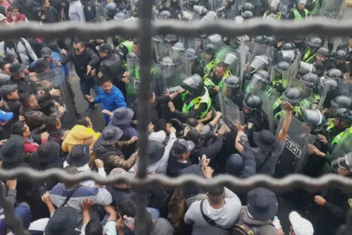 Policías federales bloquean Terminal 1 del AICM