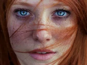 Buscan a la mujer con pecas más bella del mundo