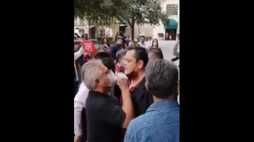 Estalla riña en evento de Morena en NL; Mario Delgado acusa intervención de operadores del gobierno