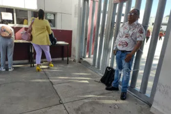 Profesor se encadena a la reja de la SEP Puebla; acusa presunta venta de plazas y corrupción