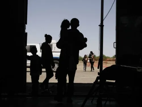 Ordenan liberar a niños migrantes en EU debido al coronavirus