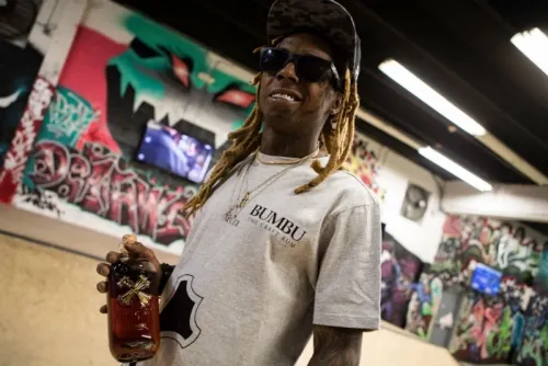 Hallan armas y droga en avión privado de Lil Wayne