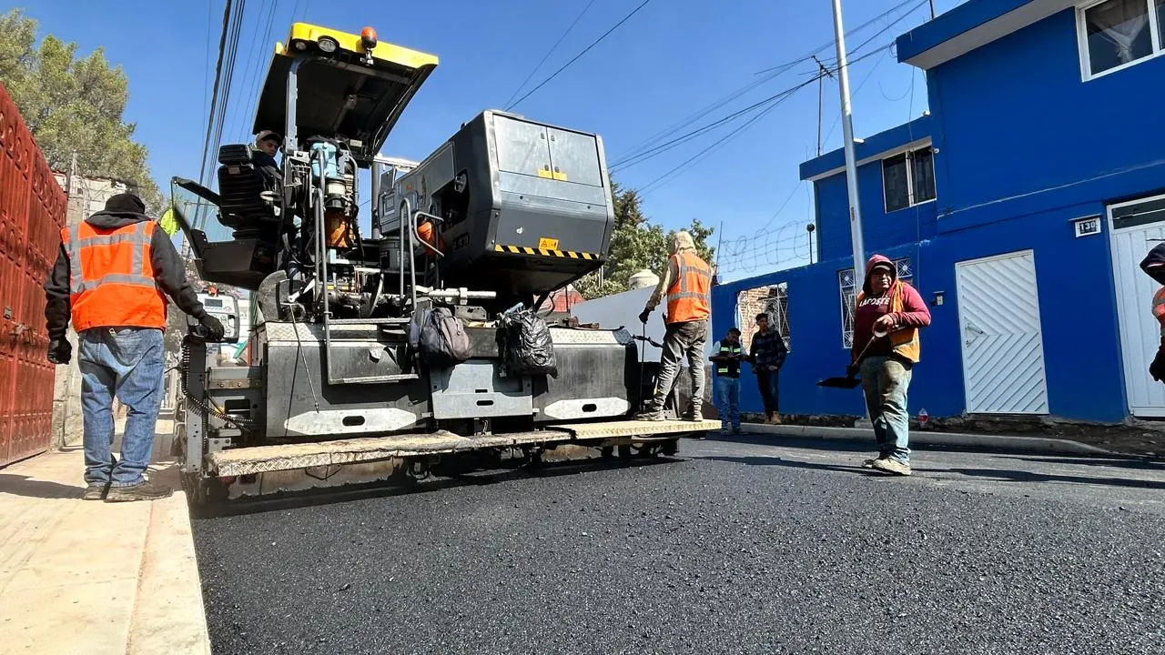 Avanza Ayuntamiento de Puebla trabajos de pavimentación en la calle 2 Sur