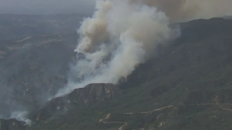 Más de mil personas desalojadas por un incendio en Los Ángeles, California
