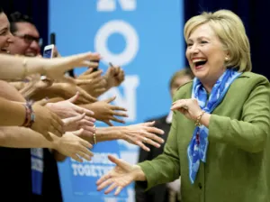 Clinton amplía ventaja sobre Trump tras convenciones