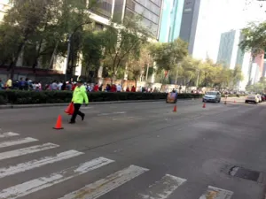 Morena encabeza cadena humana al Senado
