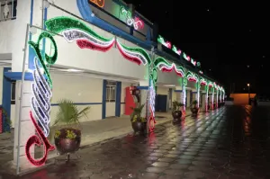 Autoridades de San Andrés encienden adornos alusivos al mes patrio