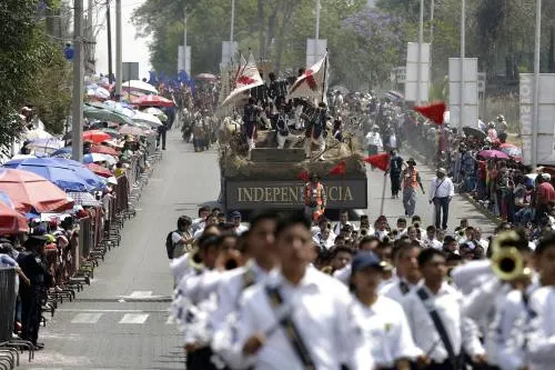 Gallardía y trajes típicos en el desfile del 5 de Mayo