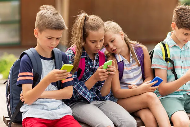 Australia aprueba ley histórica que prohíbe redes sociales a menores de 16 años