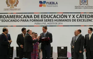 Se debe buscar una educación integral para el ser humano: RMV
