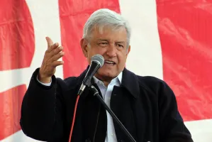 Amenaza AMLO con expulsar a candidatos que traicionen a Morena