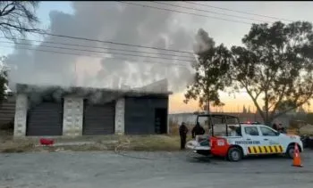 Roban material de construcción y provocan incendio en inmueble de Xoxtla