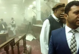 Explota bomba en Parlamento de Afganistán, reportan 31 heridos