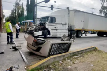 Conductor de tráiler quiso ganarle el paso al tren y termina sin la parte delantera del camión