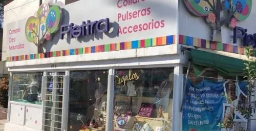 Delincuentes asaltan pizzería y una tienda de regalos en La Paz