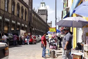 Ambulantes afectan hasta un 25% las ventas del comercio formal