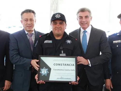 Gobierno Estatal equipa y reconoce a elementos de seguridad pública