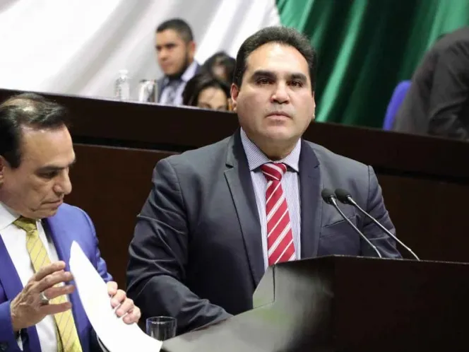 Busca Partido Verde castigar a quien use el celular mientras maneje