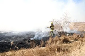 Bomberos de Cuautlancingo controlan incendio de pastizal en la cabecera municipal