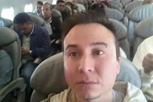 Capta escritor al expresidente Calderón en vuelo clase turista