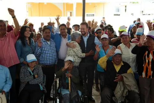 Luis Banck entregó acciones que mejoran la vida de las familias de San Baltazar Tetela