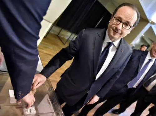 Hollande acude a votar en primera vuelta de elecciones en Francia