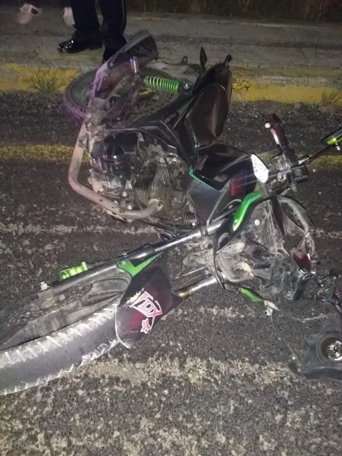 Muere motociclista al estrellarse contra poste de alumbrado público, a la altura del Clavijero
