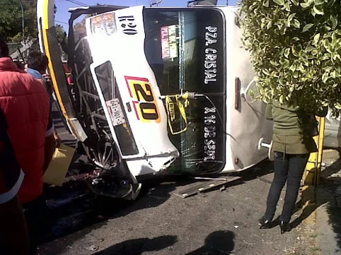 Choque entre Micro y camioneta deja 1 muerto y 19 lesionados