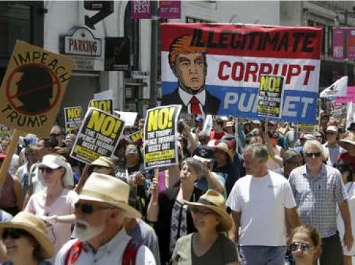 Miles protestan en 46 ciudades de EU para exigir destitución de Trump