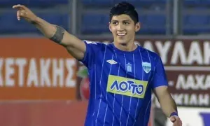 Firma Alan Pulido con Olympiakos; Chivas se queda sin delantero