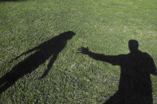 Hombre a punto de atacar a una mujer
