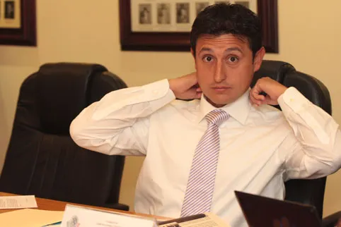 Quitan candidatura al Senado a José Juan Espinosa por su esposa, Nancy de la Sierra