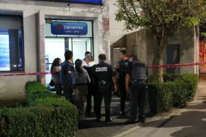 Muere sexagenario en cabina de cajero automático en Puebla