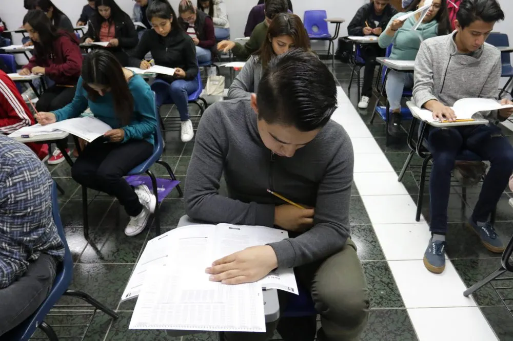 Cientos de alumnos acuden a la facultad de medicina para presentar el exámen de la BUAP 2019, al cual acudió el rector, Alfonso Esparza Ortiz.