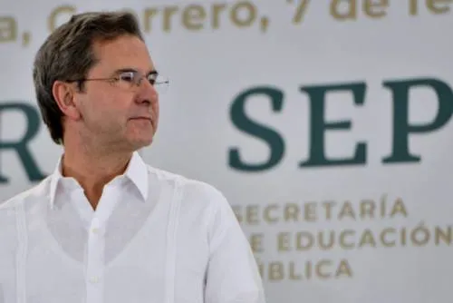 Esteban Moctezuma aclara su escolaridad, acepta que debe materias de Derecho