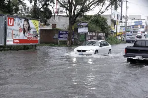Exhortan a no arrojar basura en calles para evitar inundaciones