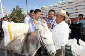 Eduardo Rivera entrega 110 toneladas de fertilizante