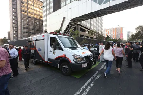 Explosión en Torre de Pemex deja 14 muertos, 100 heridos y 30 atrapados