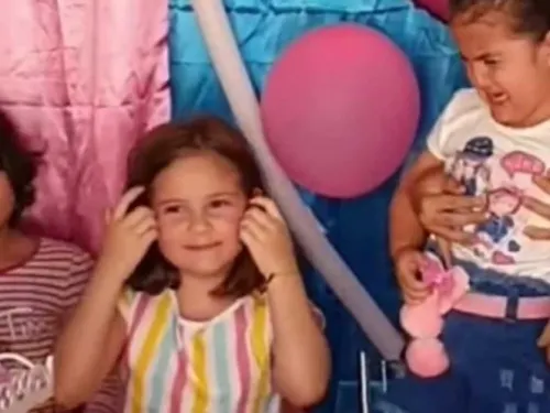 Niña se pelea con su hermana por soplar velas en pastel de cumpleaños; se vuelve viral