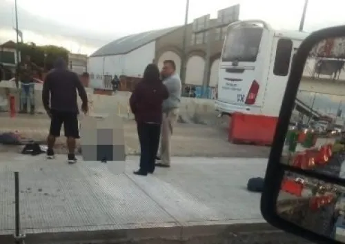 Transporte universitario atropella a albañil en Periférico Ecológico