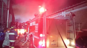 Bomberos sofocaron incendio en fábrica textil de la Resurreción